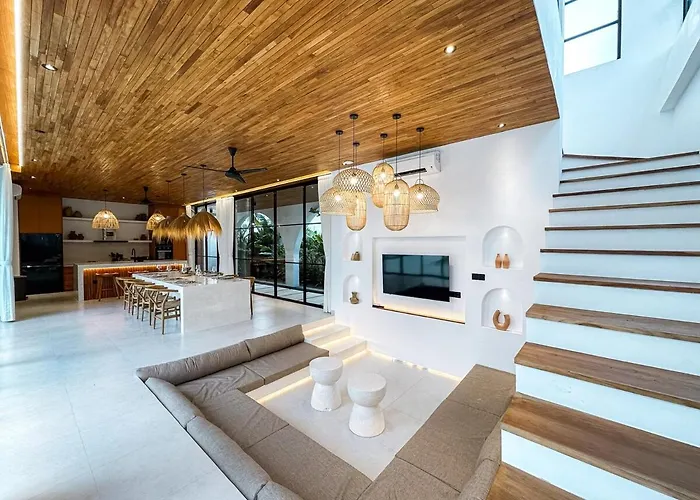 Casa Petak 11 - Luxury Haven With Jacuzzi, Rooftop & Tropical Vibes In Pererenan Villa *