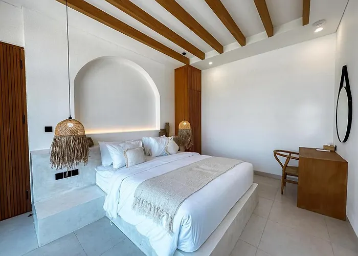 Villa Casa Petak 11 - Luxury Haven With Jacuzzi, Rooftop & Tropical Vibes In Pererenan *
