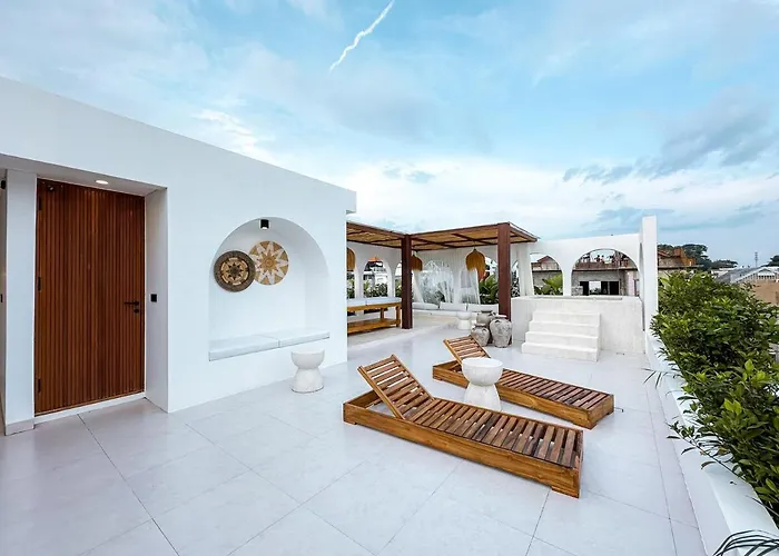 Casa Petak 11 - Luxury Haven With Jacuzzi, Rooftop & Tropical Vibes In Pererenan *