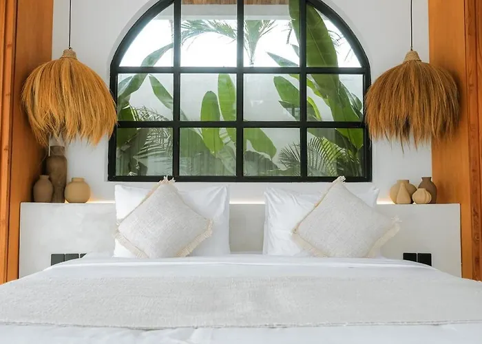 Casa Petak 11 - Luxury Haven With Jacuzzi, Rooftop & Tropical Vibes In Pererenan
