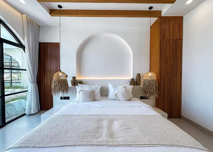 Casa Petak 11 - Luxury Haven With Jacuzzi, Rooftop & Tropical Vibes In Pererenan Villa *