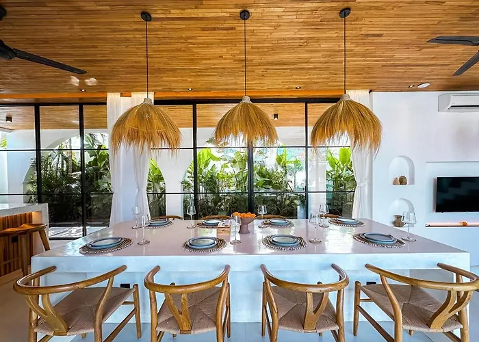 Casa Petak 11 - Luxury Haven With Jacuzzi, Rooftop & Tropical Vibes In Pererenan Villa