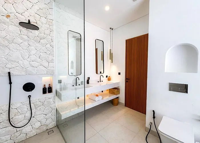 Villa Casa Petak 11 - Luxury Haven With Jacuzzi, Rooftop & Tropical Vibes In Pererenan