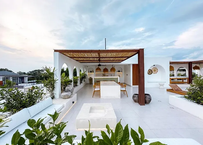 Casa Petak 11 - Luxury Haven With Jacuzzi, Rooftop & Tropical Vibes In Pererenan * Canggu