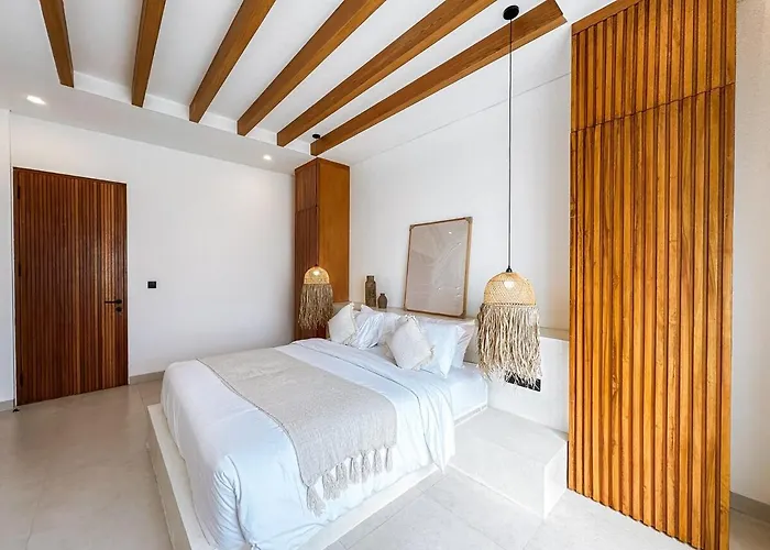 Casa Petak 11 - Luxury Haven With Jacuzzi, Rooftop & Tropical Vibes In Pererenan Villa