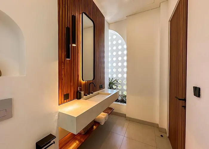 Casa Petak 11 - Luxury Haven With Jacuzzi, Rooftop & Tropical Vibes In Pererenan Villa