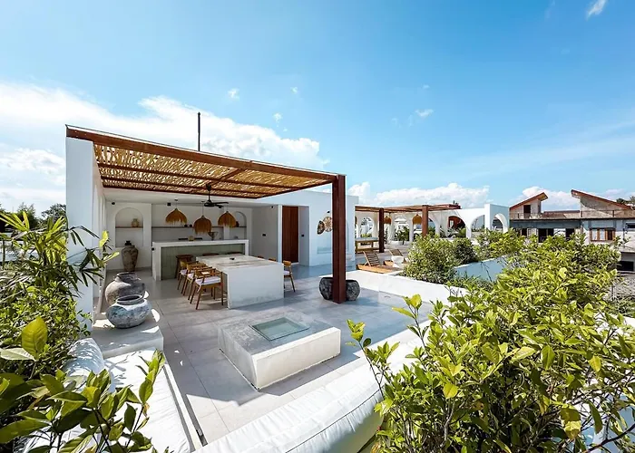 Villa Casa Petak 11 - Luxury Haven With Jacuzzi, Rooftop & Tropical Vibes In Pererenan