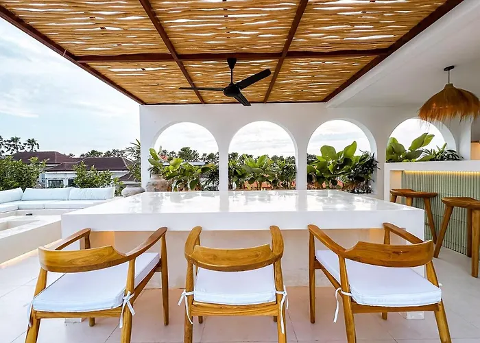 Casa Petak 11 - Luxury Haven With Jacuzzi, Rooftop & Tropical Vibes In Pererenan Villa