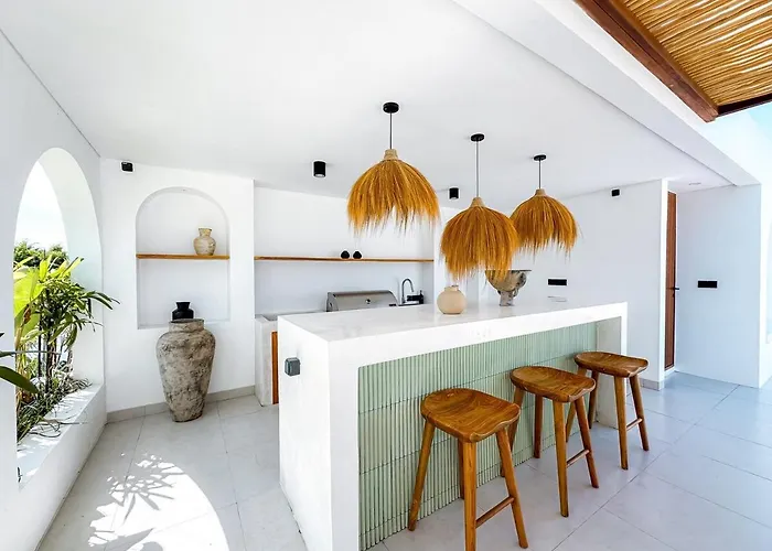 Casa Petak 11 - Luxury Haven With Jacuzzi, Rooftop & Tropical Vibes In Pererenan Villa