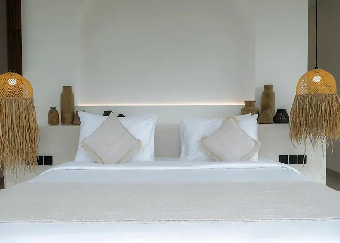 Casa Petak 11 - Luxury Haven With Jacuzzi, Rooftop & Tropical Vibes In Pererenan *