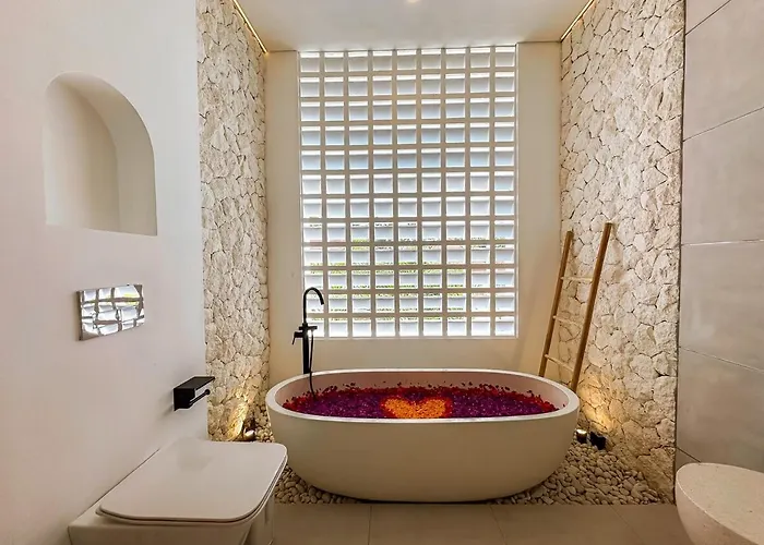 Casa Petak 11 - Luxury Haven With Jacuzzi, Rooftop & Tropical Vibes In Pererenan *