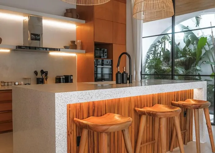 Casa Petak 11 - Luxury Haven With Jacuzzi, Rooftop & Tropical Vibes In Pererenan *