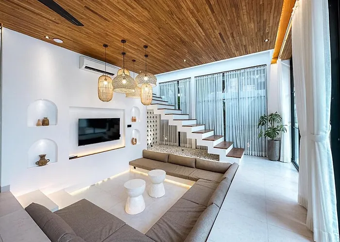 Casa Petak 11 - Luxury Haven With Jacuzzi, Rooftop & Tropical Vibes In Pererenan Villa *
