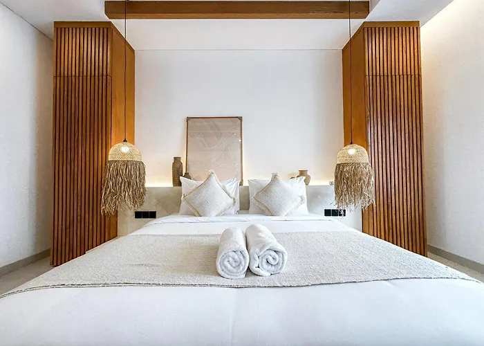 Casa Petak 11 - Luxury Haven With Jacuzzi, Rooftop & Tropical Vibes In Pererenan * Canggu