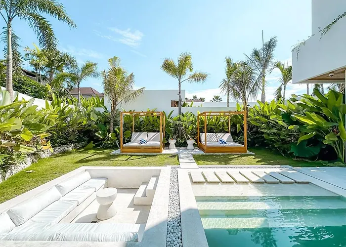 Casa Petak 11 - Luxury Haven With Jacuzzi, Rooftop & Tropical Vibes In Pererenan