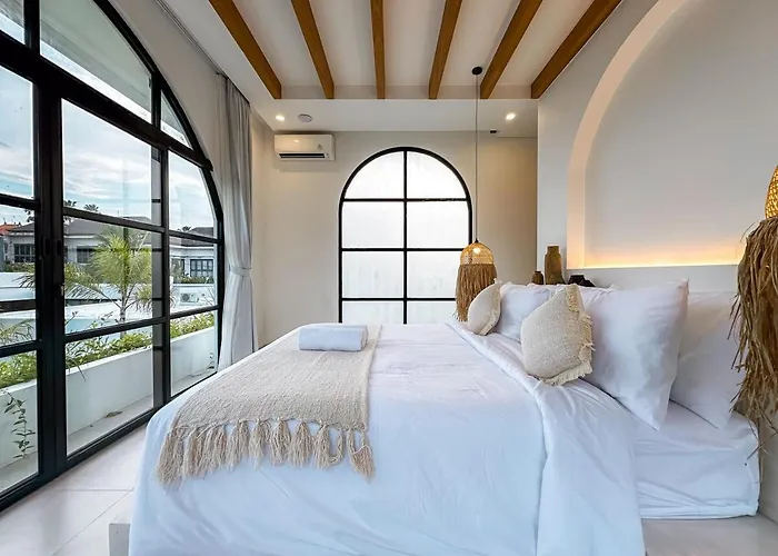 Casa Petak 11 - Luxury Haven With Jacuzzi, Rooftop & Tropical Vibes In Pererenan Villa *