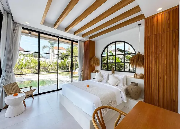 Casa Petak 11 - Luxury Haven With Jacuzzi, Rooftop & Tropical Vibes In Pererenan Villa *