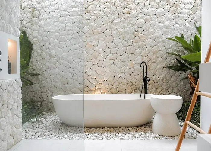 Casa Petak 11 - Luxury Haven With Jacuzzi, Rooftop & Tropical Vibes In Pererenan