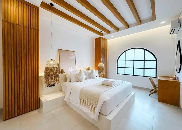 Villa Casa Petak 11 - Luxury Haven With Jacuzzi, Rooftop & Tropical Vibes In Pererenan