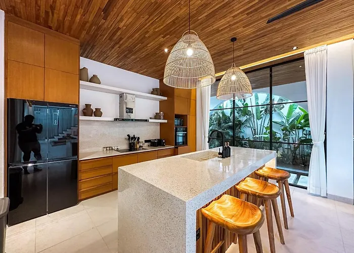 Casa Petak 11 - Luxury Haven With Jacuzzi, Rooftop & Tropical Vibes In Pererenan Villa Canggu