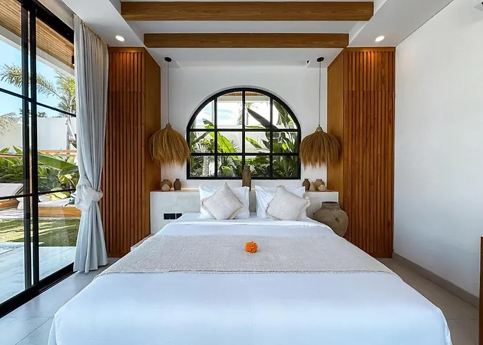 Villa Casa Petak 11 - Luxury Haven With Jacuzzi, Rooftop & Tropical Vibes In Pererenan *