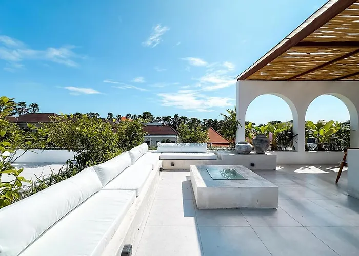 Casa Petak 11 - Luxury Haven With Jacuzzi, Rooftop & Tropical Vibes In Pererenan Villa