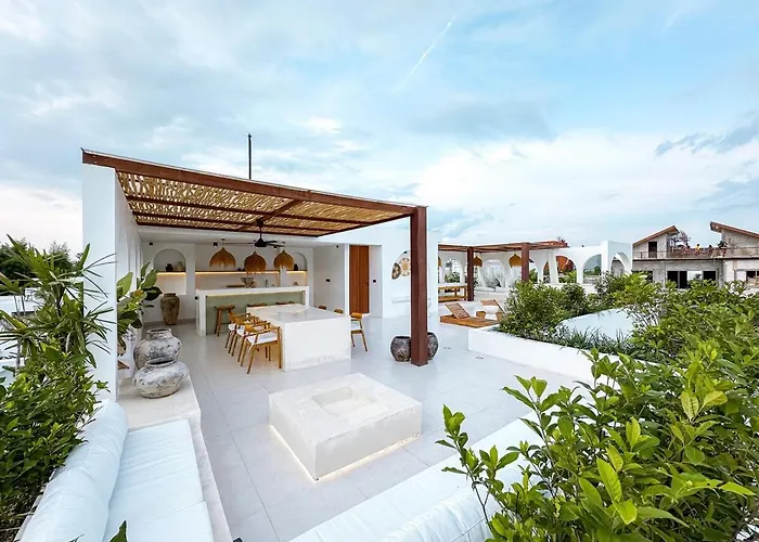 Casa Petak 11 - Luxury Haven With Jacuzzi, Rooftop & Tropical Vibes In Pererenan Villa