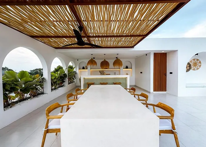 Casa Petak 11 - Luxury Haven With Jacuzzi, Rooftop & Tropical Vibes In Pererenan *