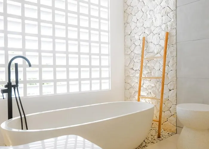 Casa Petak 11 - Luxury Haven With Jacuzzi, Rooftop & Tropical Vibes In Pererenan Villa