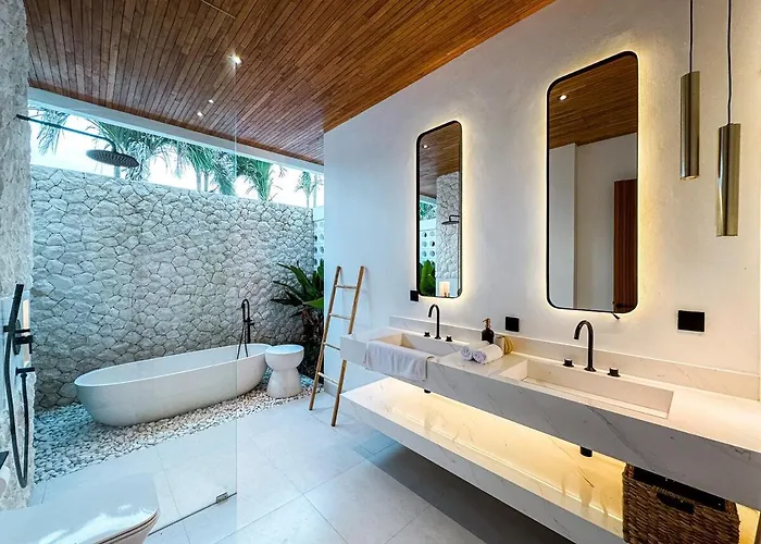 Casa Petak 11 - Luxury Haven With Jacuzzi, Rooftop & Tropical Vibes In Pererenan * Canggu