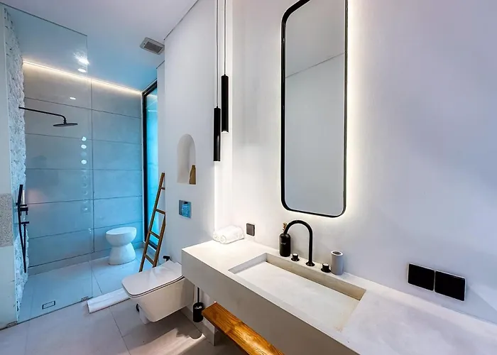 Casa Petak 11 - Luxury Haven With Jacuzzi, Rooftop & Tropical Vibes In Pererenan Villa *